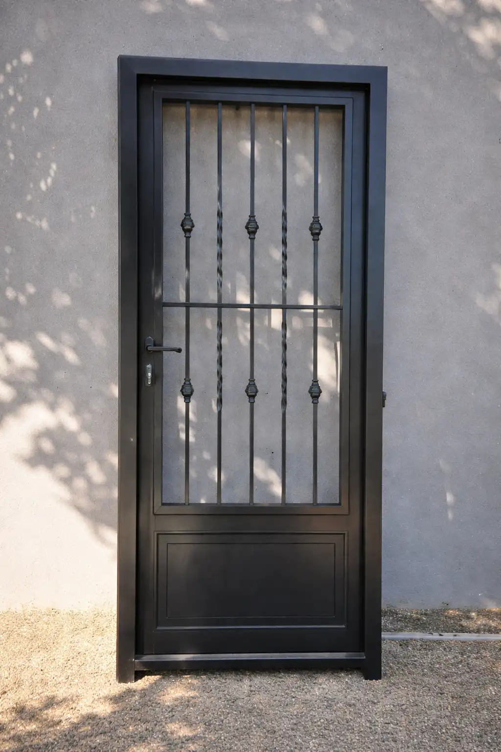 Puerta de hierro con barrotes artesanales en Rosario