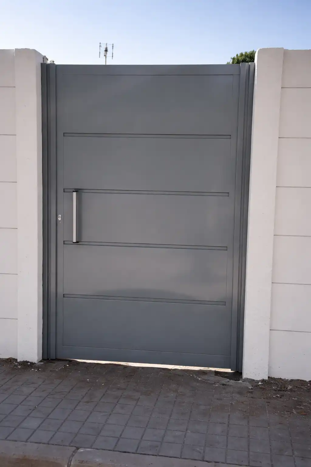 Puerta de hierro gris para frente en Rosario
