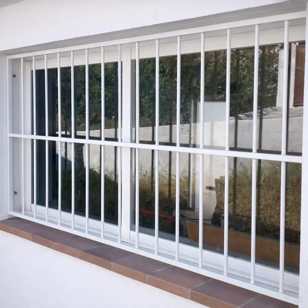Reja moderna de líneas rectas para ventanal en Rosario