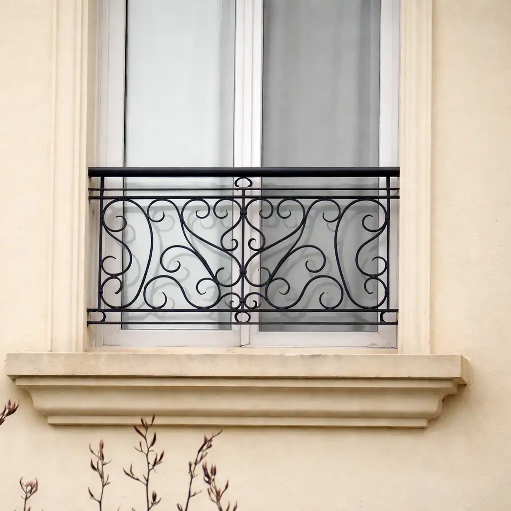 Detalle de terminación con antióxido y esmalte en reja de ventana